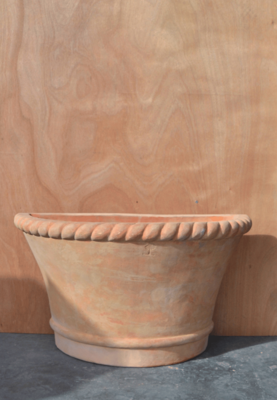 Terracotta Roma Krukke Stor. Måne formet. Egner sig til at stille op ad væg eller mur.